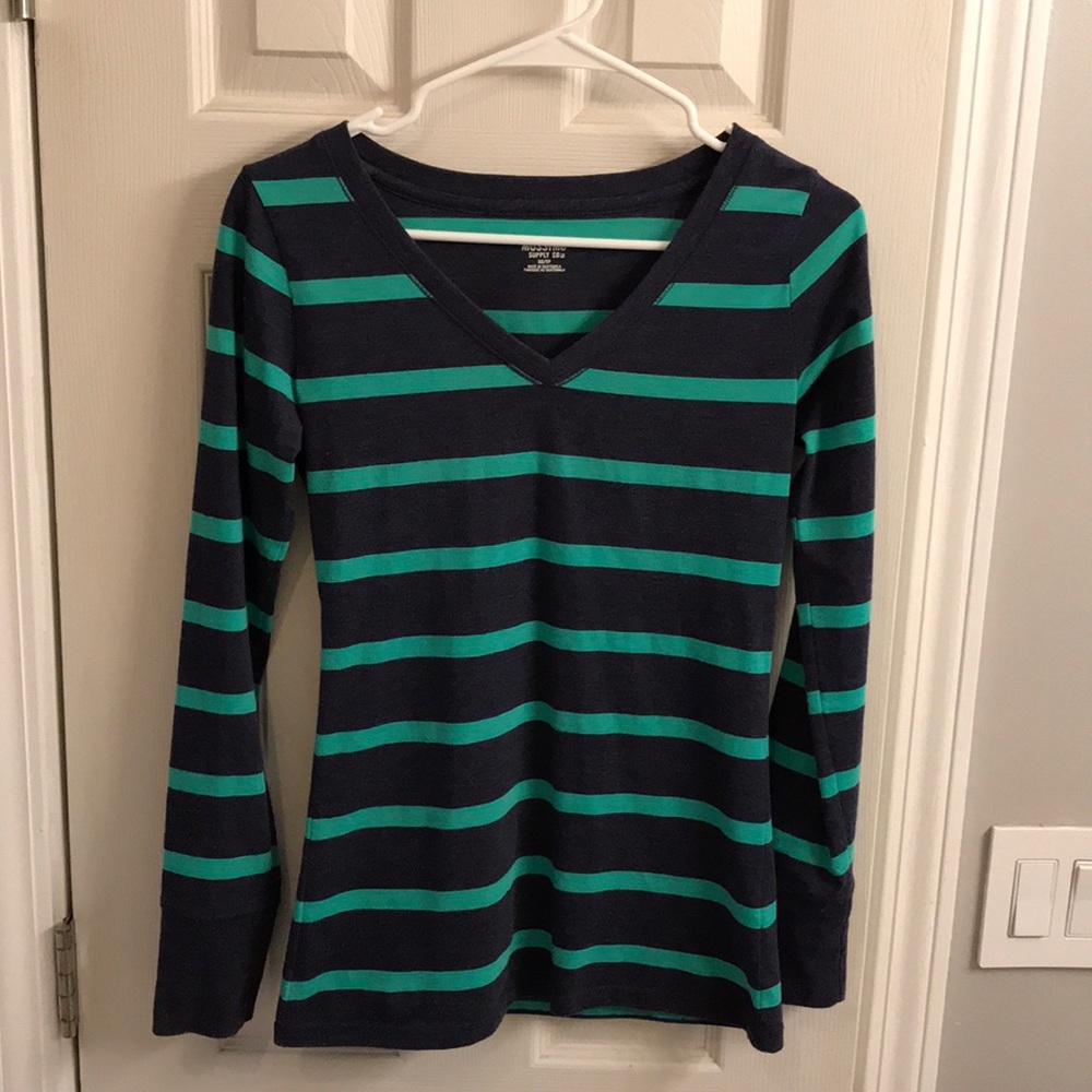 XS Mossimo striped v-neck long-sleeve T-shirt.